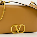 Imagem de uma bolsa de ombro em couro camelo VLogo Signature da Valentino Garavani para Mulheres - Temporada Outono-Inverno 2024 - Vista de Detalhe 1