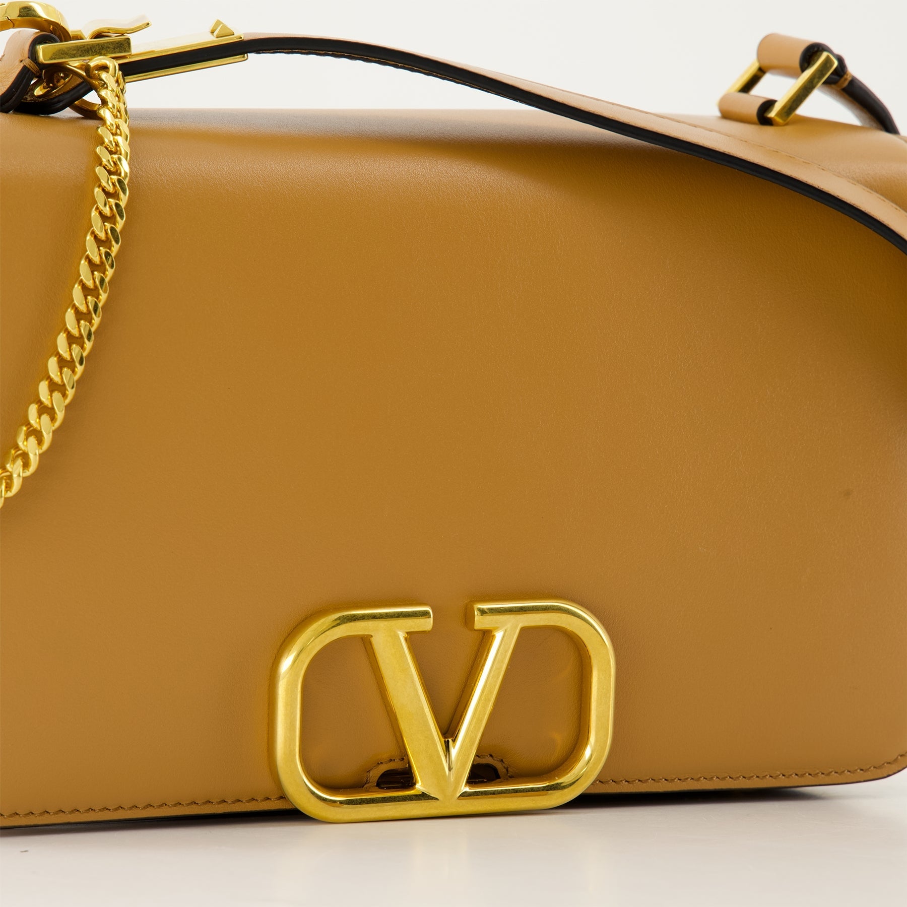 Image of Camel Leather Shoulder Bag VLogo Signature by Valentino Garavani for Women - Season Autumn-Winter 2024 - Detail View 1