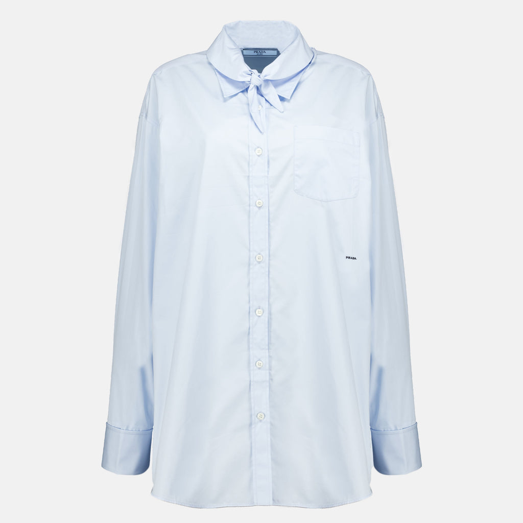 Camisa de popelina azul claro con pañuelo desmontable
