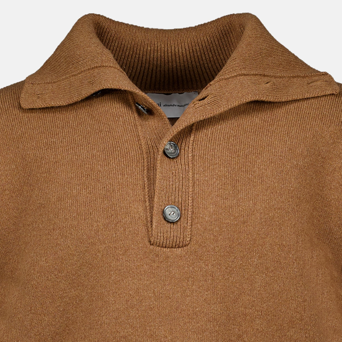 Maglione beige in maglia con collo alto