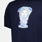 Image d'un t-shirt bleu marine avec impression Méduse de Versace pour hommes - Saison Printemps-Été 2025 - Vue du produit détail 2
