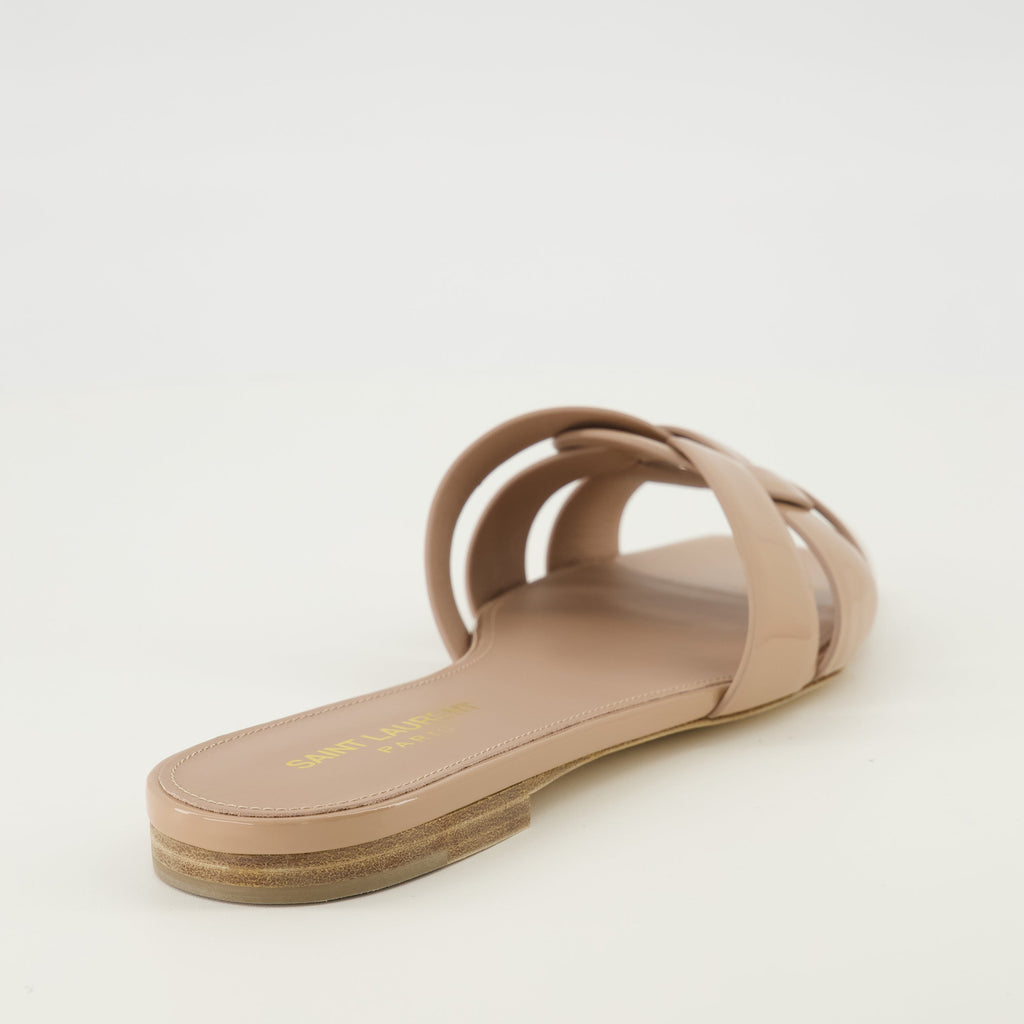Bilde av Tribute-mules i beige lakkskinn fra Saint Laurent for kvinner - Sesong Våren-Sommer 2026 - Bak visning