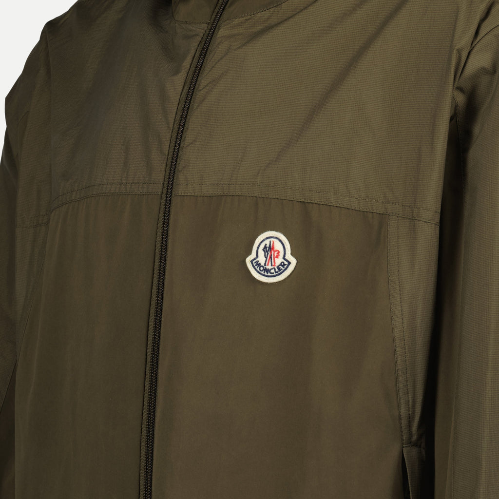 Immagine della giacca khaki Kona con logo di Moncler per uomini - Stagione autunno-inverno 2024 - Vista dettagli 1