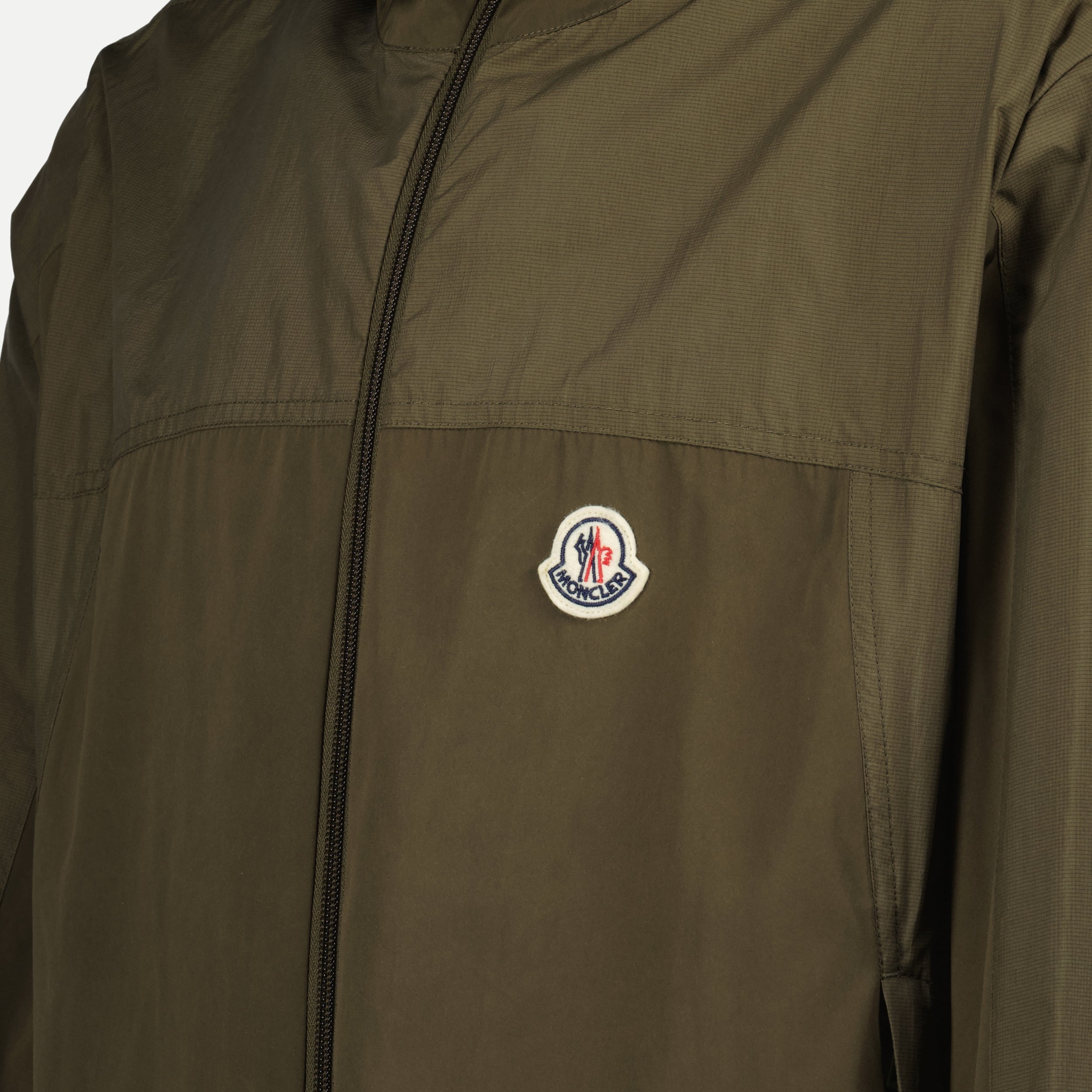 Imagem da jaqueta khaki Kona com logo da Moncler para Homens - Temporada Outono-Inverno 2024 - Detalhe vista 1