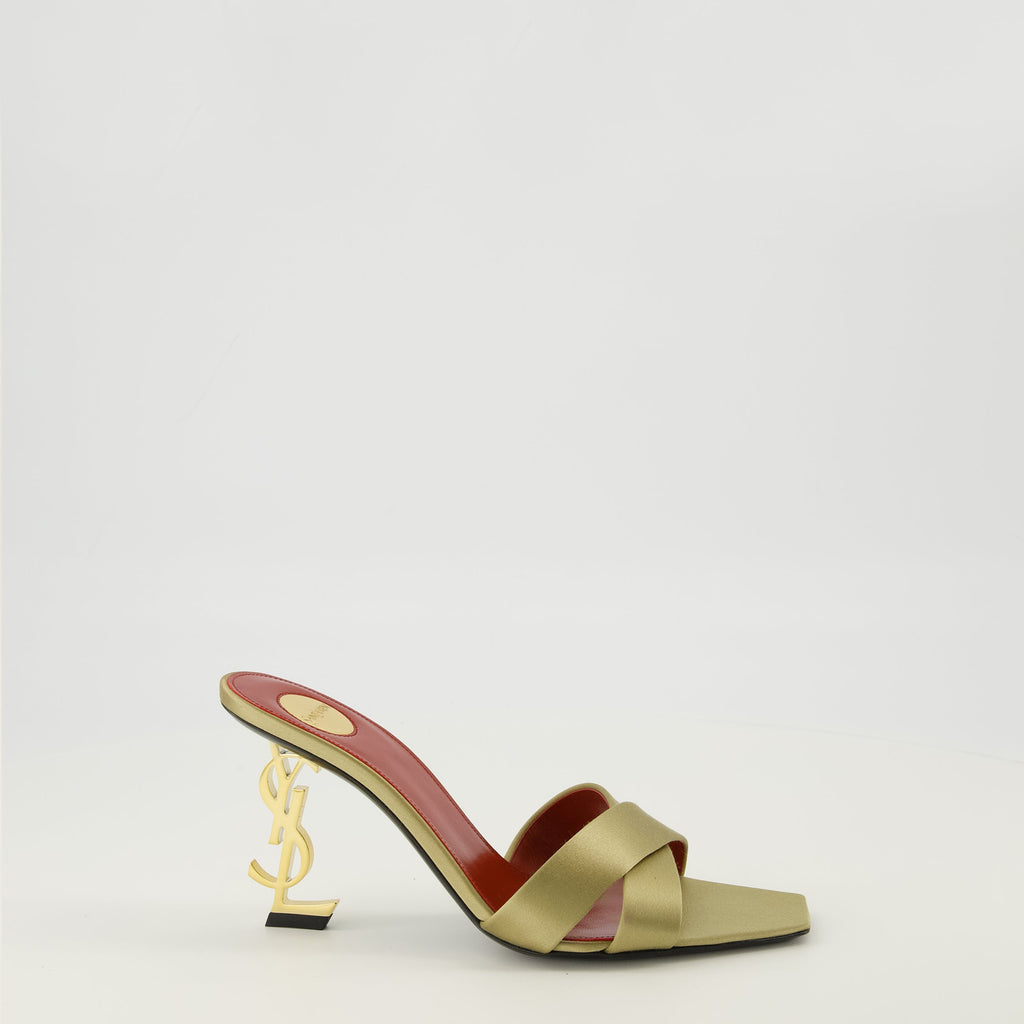Imagem das mules de salto dourado Opium da Saint Laurent para mulheres - Temporada Primavera-Verão 2026 - Vista lateral direita