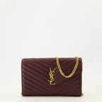 Imagen de la cartera con cadena Cassandre de Saint Laurent para mujeres - Temporada Otoño-Invierno 2025 - Vista frontal