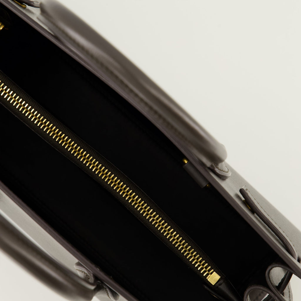 Imagen de un bolso de mano de cuero marrón de Saint Laurent para mujeres - Temporada Otoño-Invierno 2025 - Detalle 2