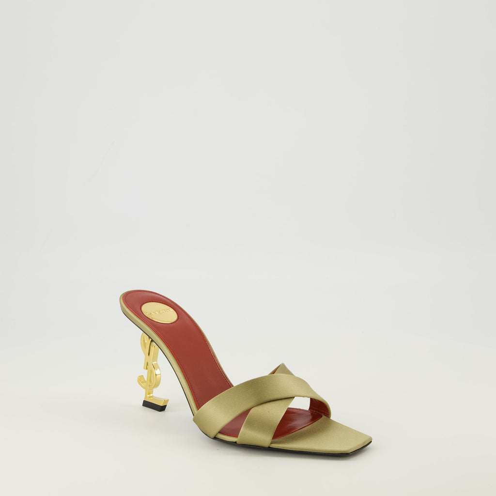 Imagem das mules de salto dourado Opium da Saint Laurent para mulheres - Temporada Primavera-Verão 2026 - Vista frontal direita em três quartos