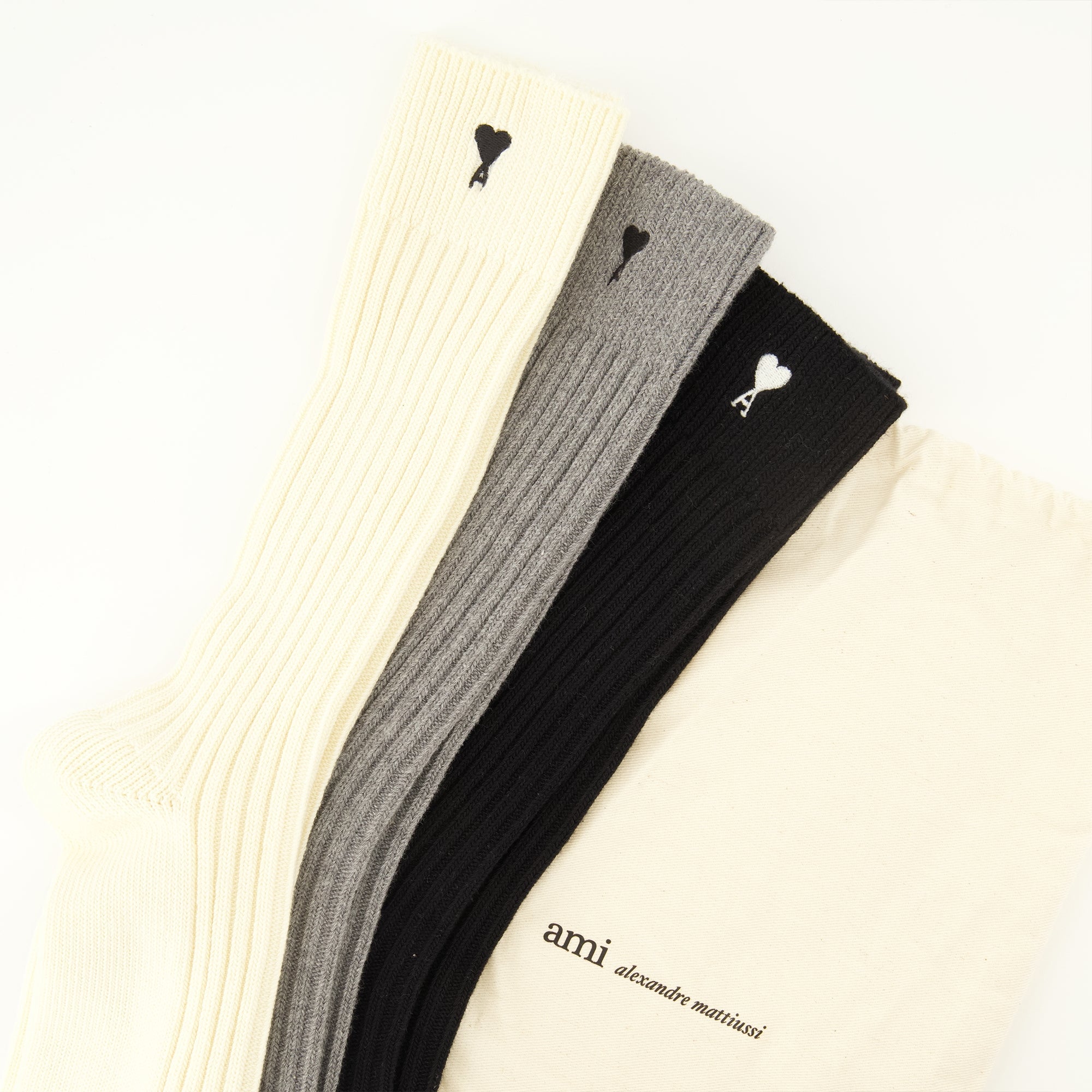 Bilde av pakken med tre sokker Ami de Coeur av Ami PARIS for unisex - Sesong Vår-Sommer 2026 - Detaljvisning 2