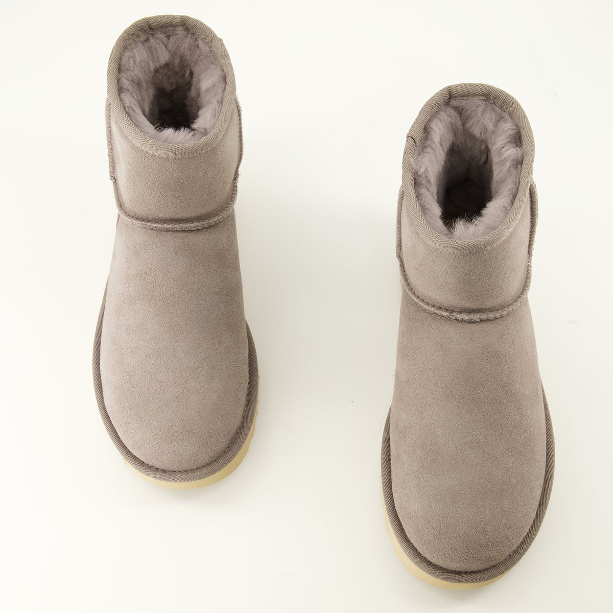 Botas Classic Mini II grises de piel de oveja