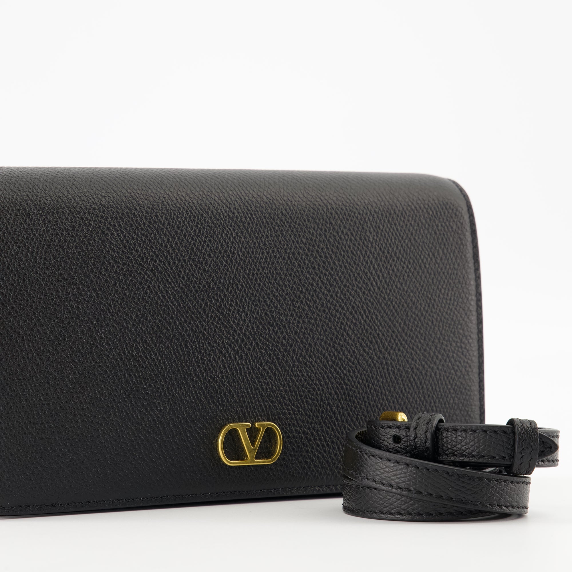 pochette VLogo, Valentino Garavani, grained leather pouch, elegant accessory, stylish clutch