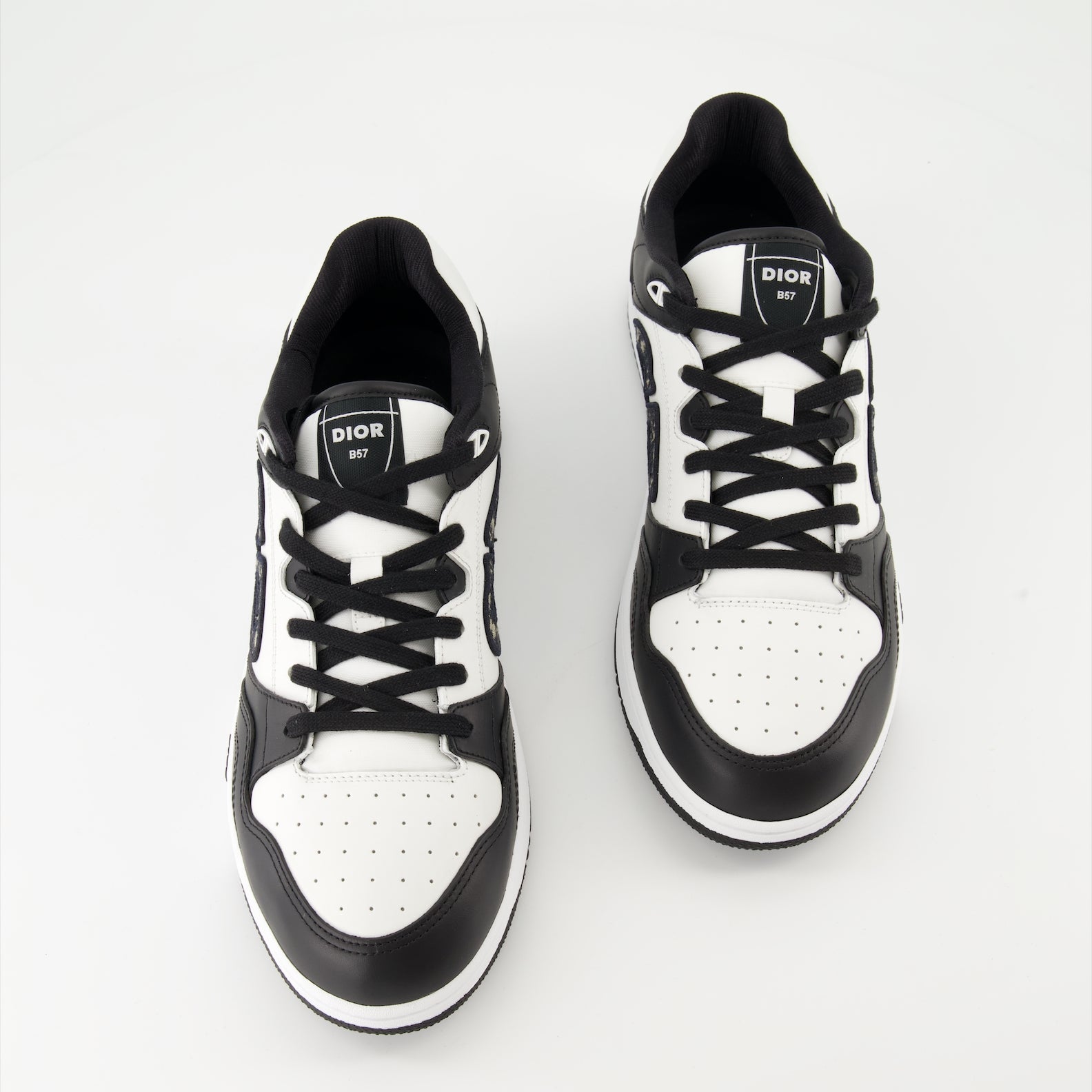 Image de baskets en cuir Dior pour hommes - Saison automne-hiver 2024 - Vue de dessus de la paire