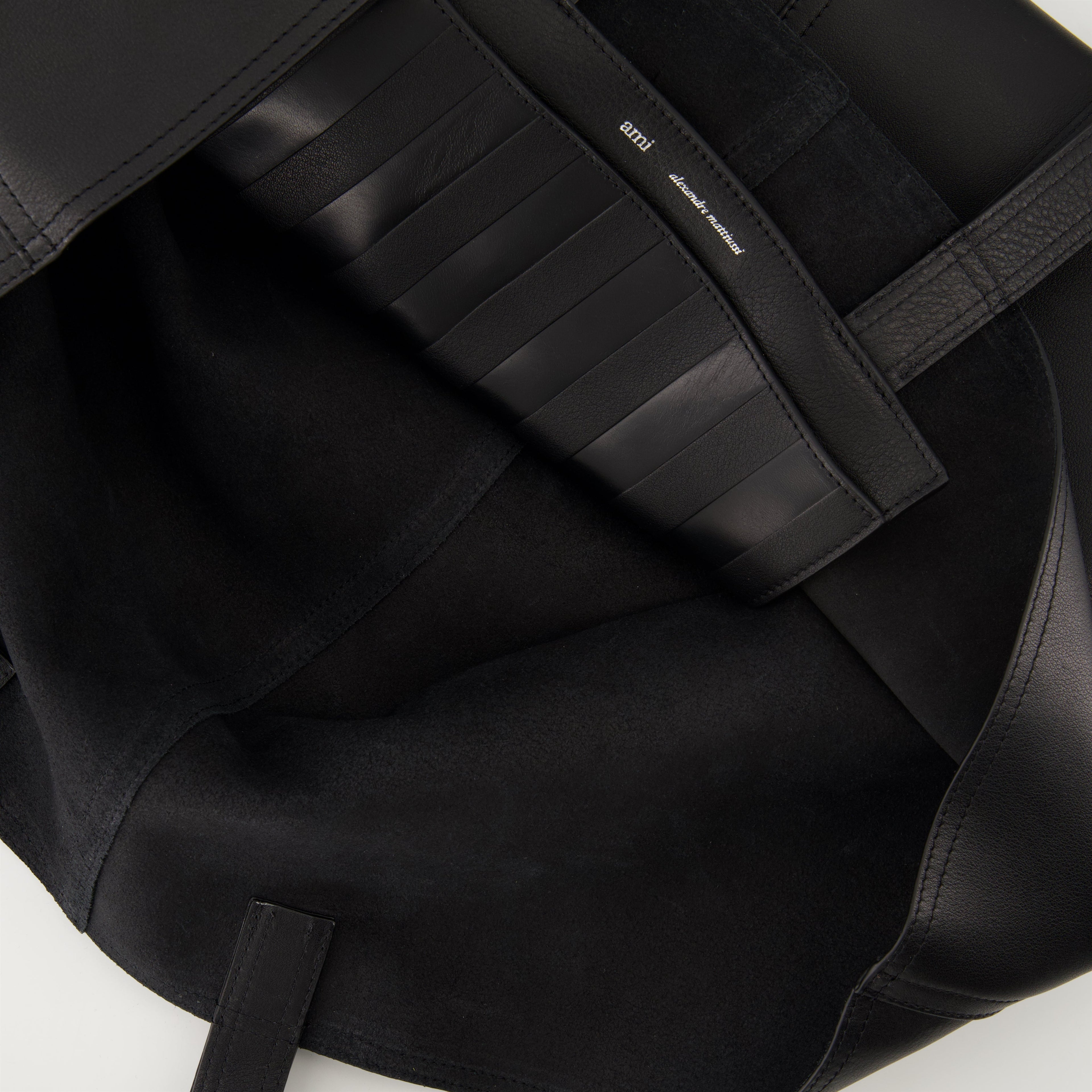 Image du sac cabas noir par Ami PARIS pour unisexe - Saison Printemps-Été 2025 - Détail 2