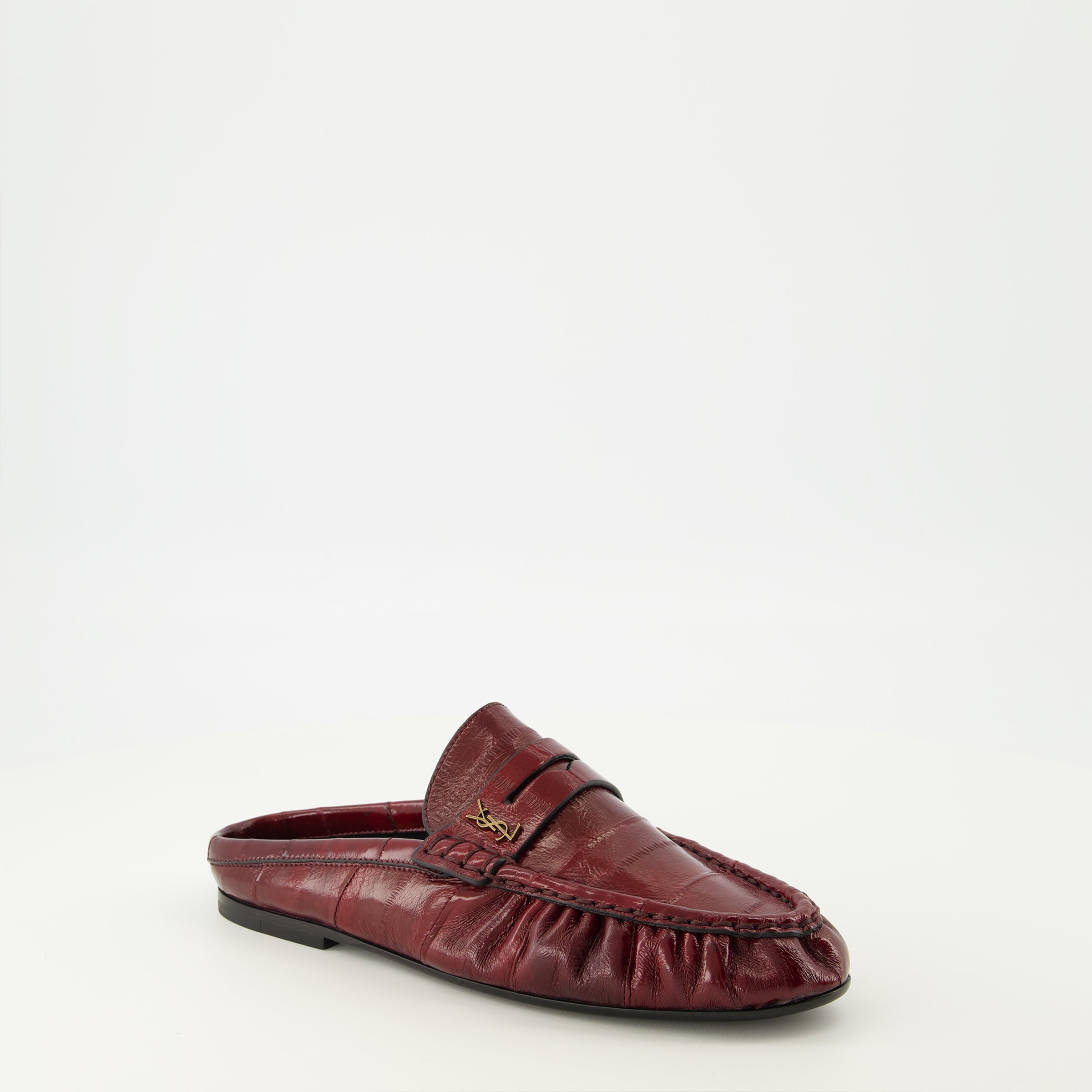 Imagen de Mules Loafer Burdeos de Saint Laurent para Mujeres - Temporada Primavera-Verano 2026 - Vista Tres Cuartos Frontal Derecha