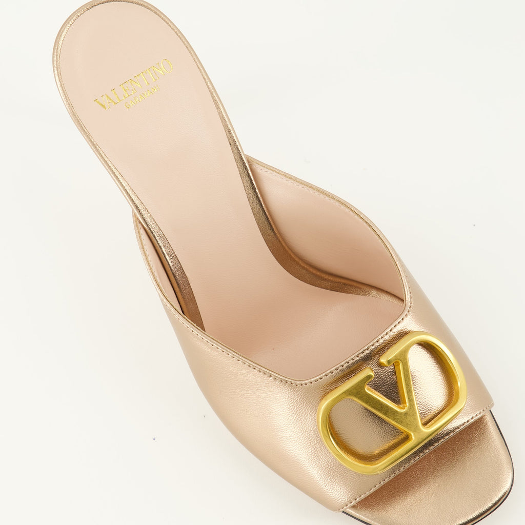 Imagem de sandálias de salto Vlogo douradas - Valentino por Valentino Garavani para mulheres - Temporada Primavera-Verão 2026 - Vista de detalhe superior