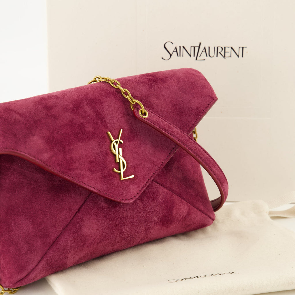 Imagem da Pochette Cassandre em Camurça Violeta da Saint Laurent para Mulheres - Temporada Primavera-Verão 2026 - Vista Detalhe 1