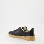 Image des baskets en cuir UpVillage de Valentino Garavani pour hommes - Saison Automne-Hiver 2025 - Vue arrière droite en trois quarts