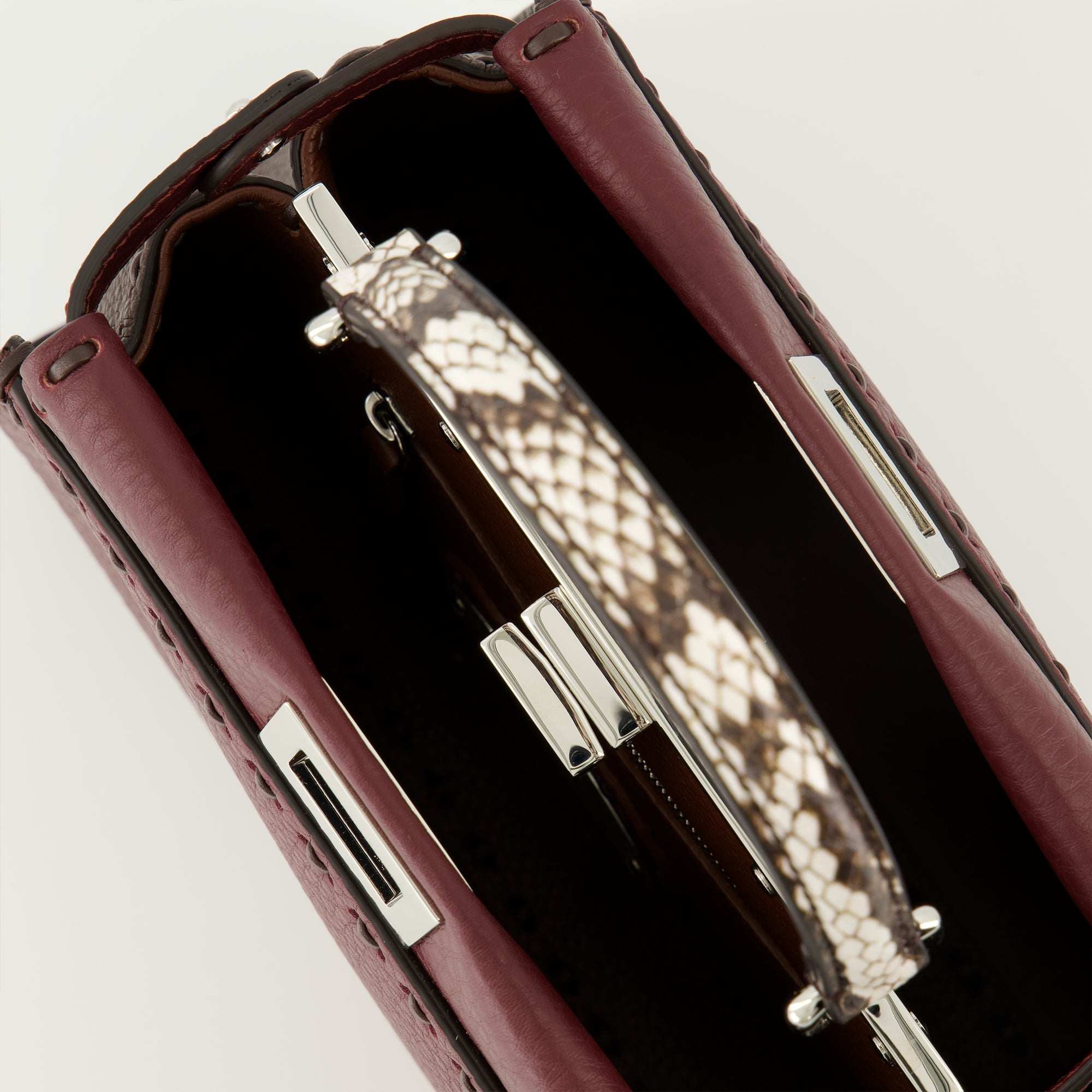 여성을 위한 펜디의 미니 피카부 보르도 이미지 - 2026 봄-여름 시즌 - 상세 보기 2