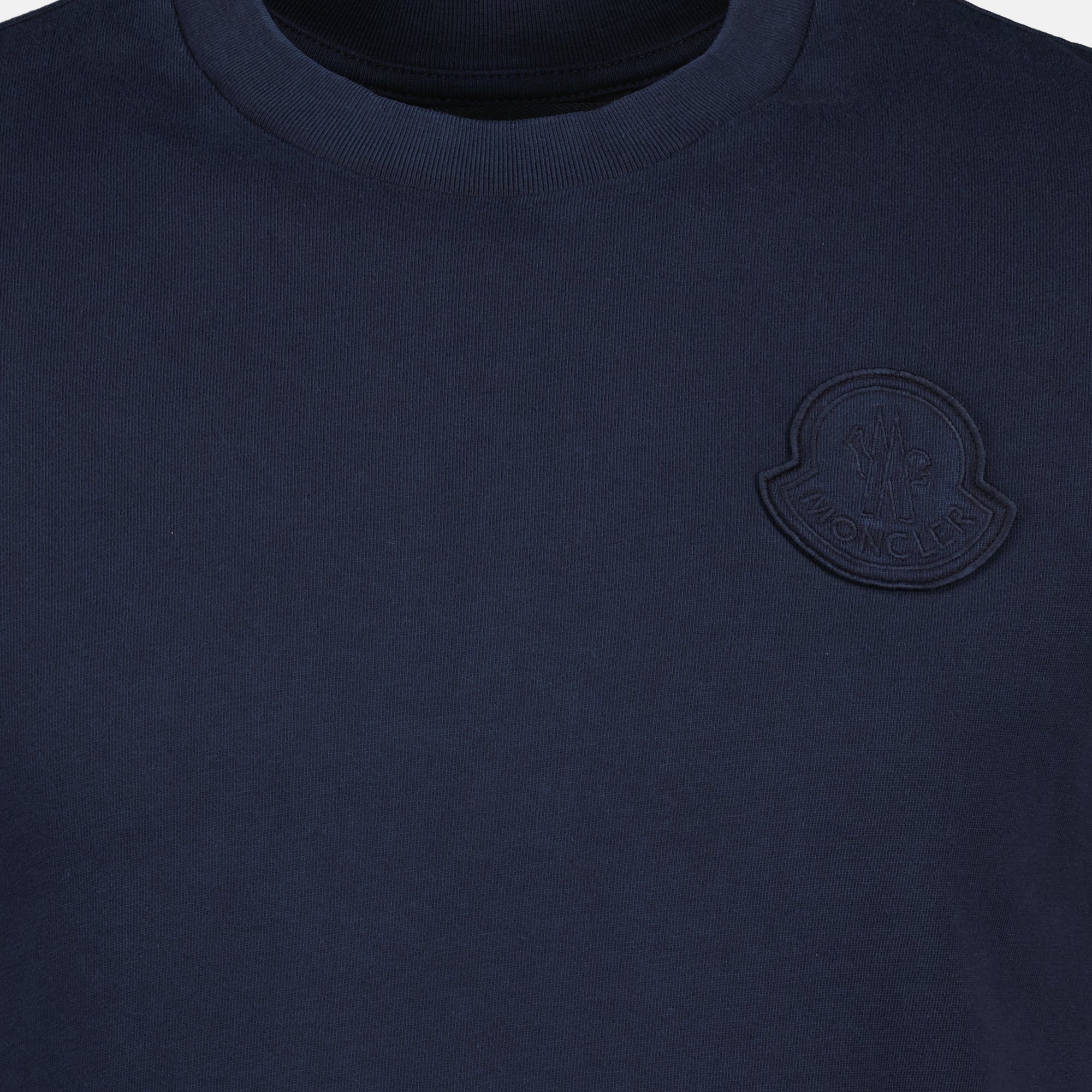 Image du T-shirt à logo brodé bleu marine de Moncler pour hommes - Saison Printemps-Été 2026 - Détail 2