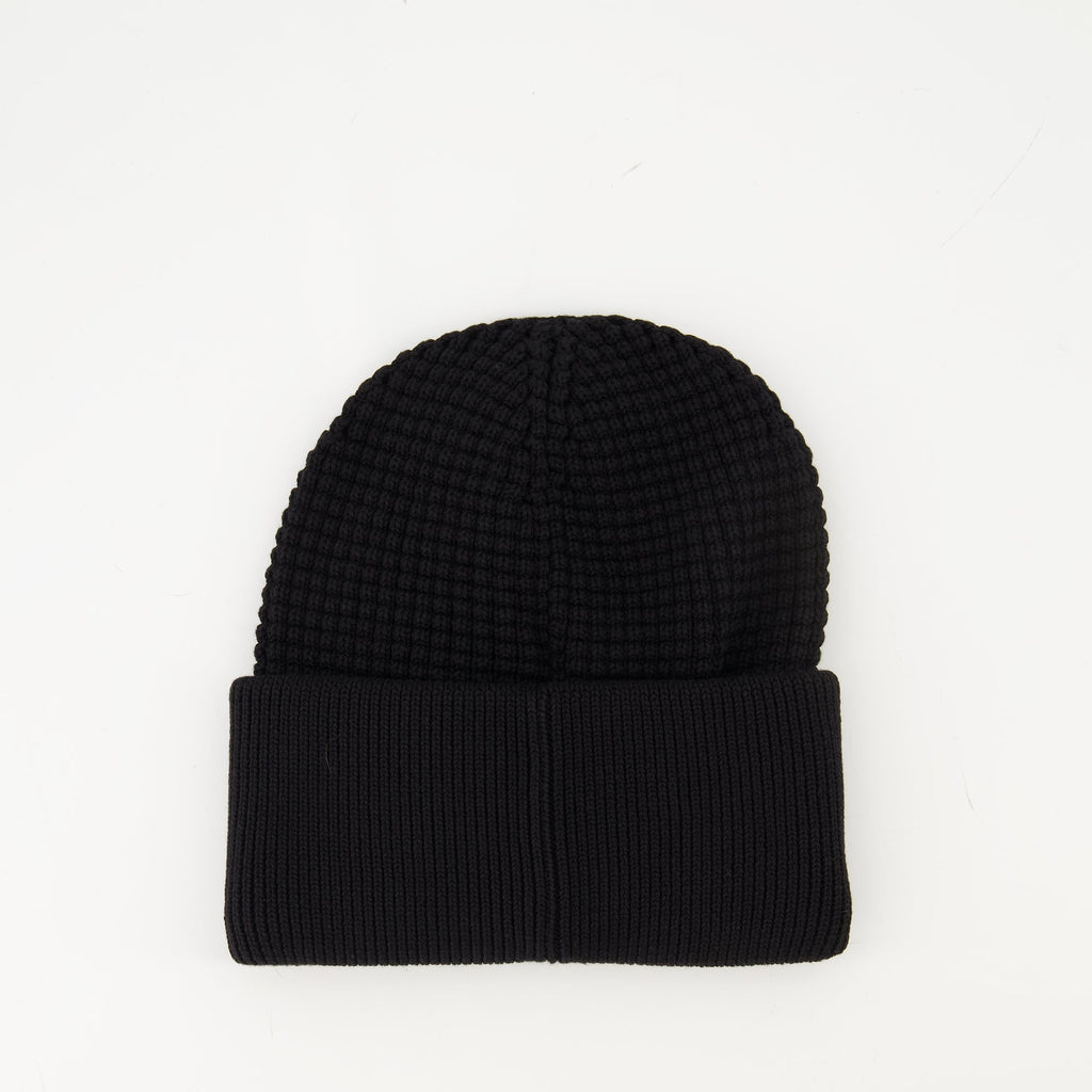 Immagine di un beanie in cotone con logo nero di Moncler per uomini - Stagione Autunno-Inverno 2025 - Vista posteriore