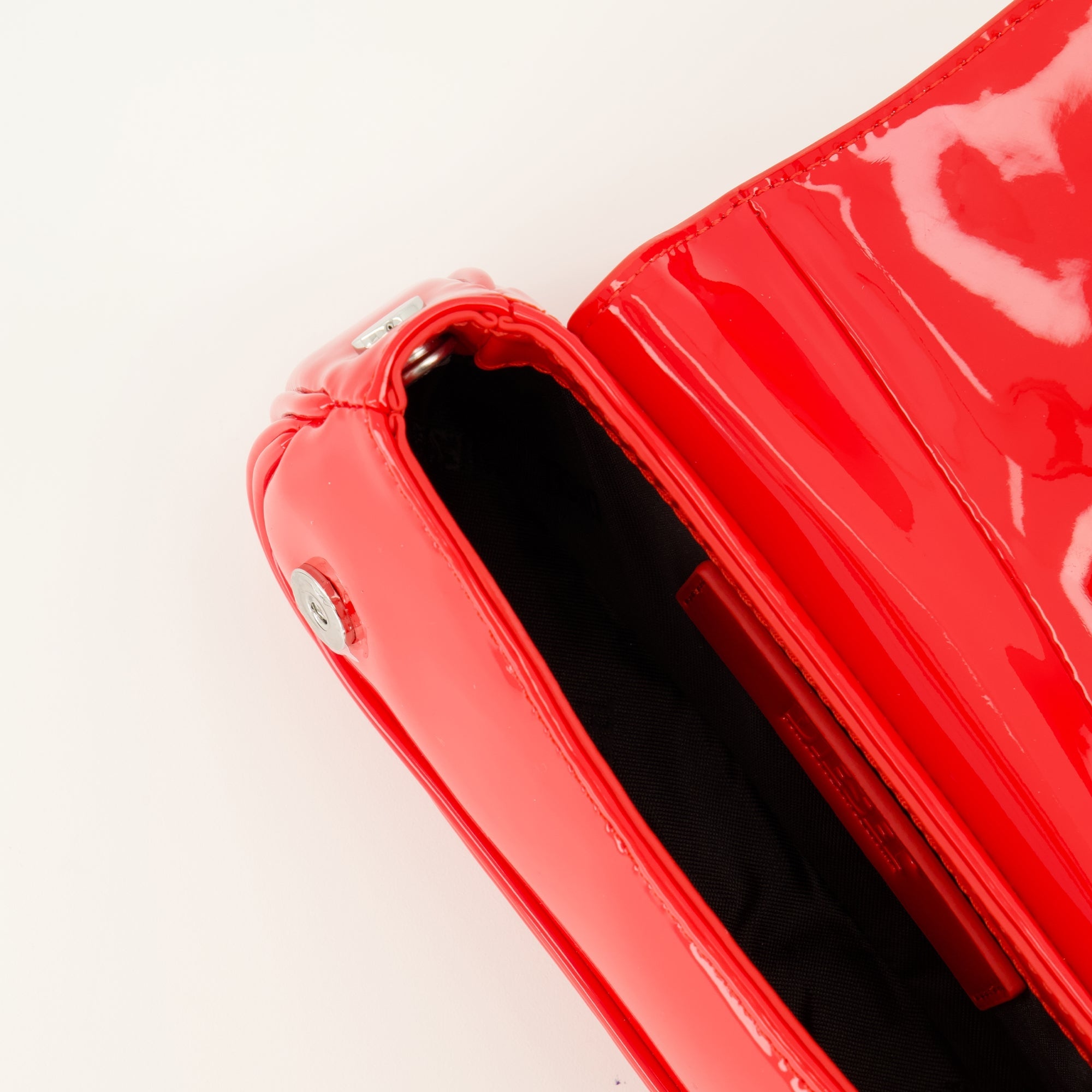 ディーゼルの女性用プレイ・プティ・レッドバッグの画像 - 2026年春夏シーズン - 詳細ビュー2