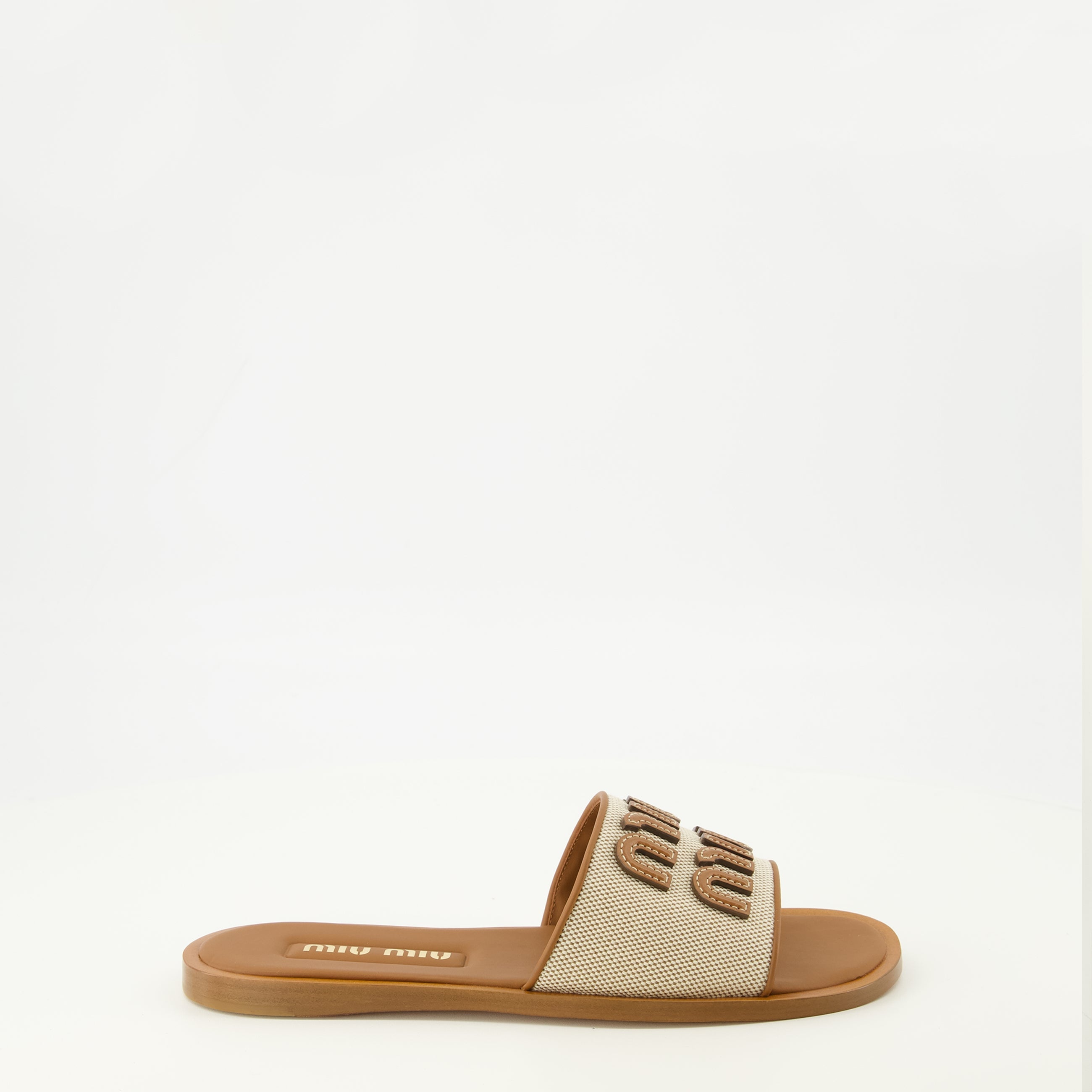 미우미우의 여성용 브라운 캔버스 및 가죽 뮬 이미지 - 시즌 봄-여름 2026 - 오른쪽 측면 보기