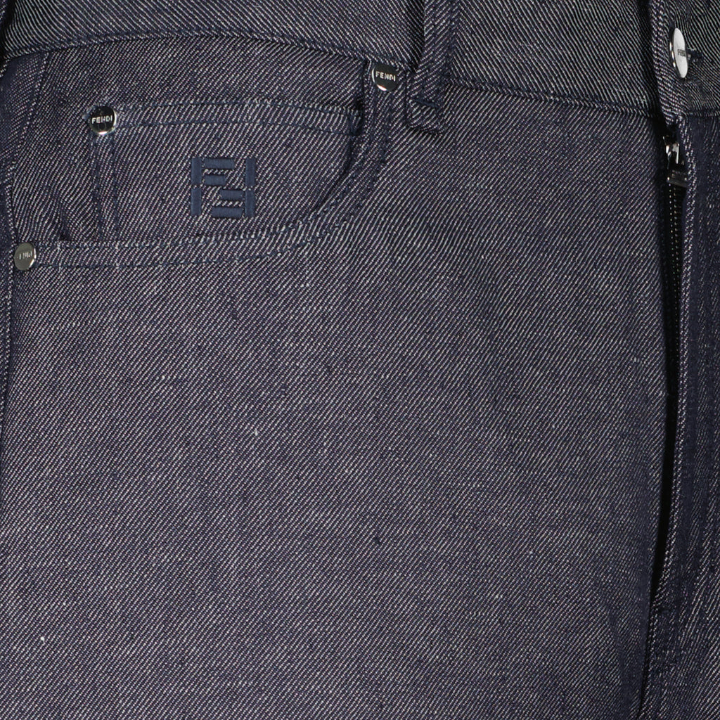 Imagem do Jeans Longo Cinza Azul da Fendi para Homens - Temporada Primavera-Verão 2026 - Vista Detalhe 2