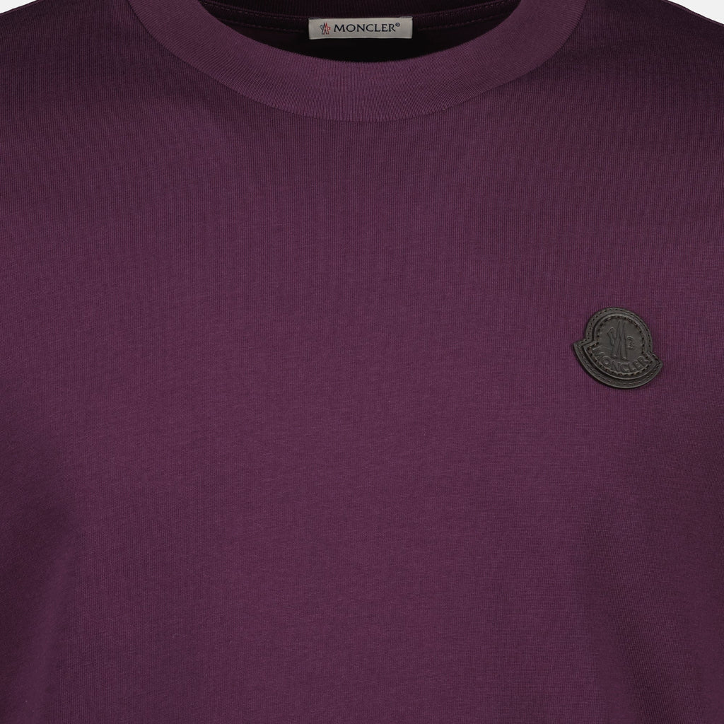 Image du T-shirt en cuir Bordeaux avec logo de Moncler pour hommes - Saison Automne-Hiver 2025 - Vue de détail du produit 3