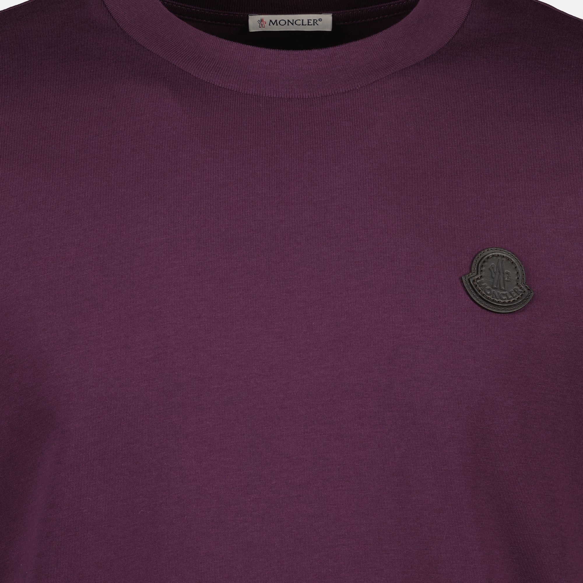 Image du T-shirt en cuir Bordeaux avec logo de Moncler pour hommes - Saison Automne-Hiver 2025 - Vue de détail du produit 3