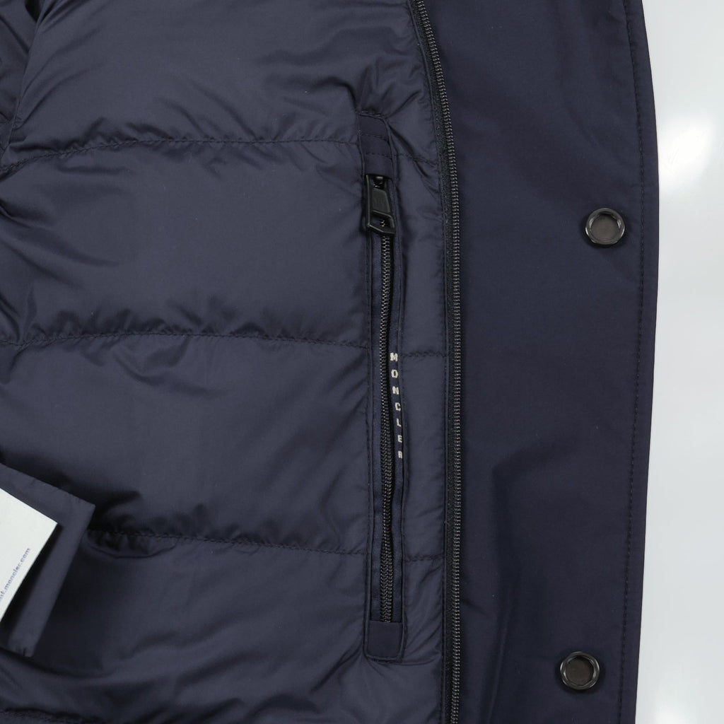 Imagen de La Veste Brieuc azul marino de Moncler para hombres - Temporada Otoño-Invierno 2025 - Vista de Detalle 2