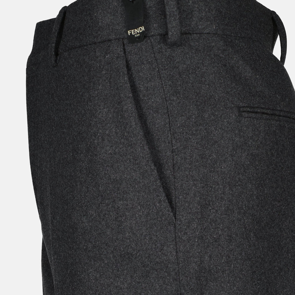 Imagen de Pantalones de Cachemira en Gris de Fendi para Hombre - Temporada Otoño-Invierno 2024 - Vista Detalle del Producto 2