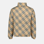 Immagine della giacca piumino reversibile a quadri di Burberry per uomo - Stagione Autunno-Inverno 2025 - Vista posteriore