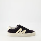 Imagen de las zapatillas de ante Monaco de Moncler para hombres - Temporada Primavera-Verano 2025 - Vista lateral derecha