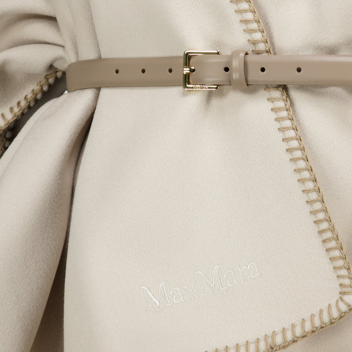 Beige ullkappe med belte