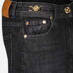 Imagen de los jeans acampanados Barocco de Versace para mujeres - Temporada Otoño-Invierno 2024 - Vista de detalle 8