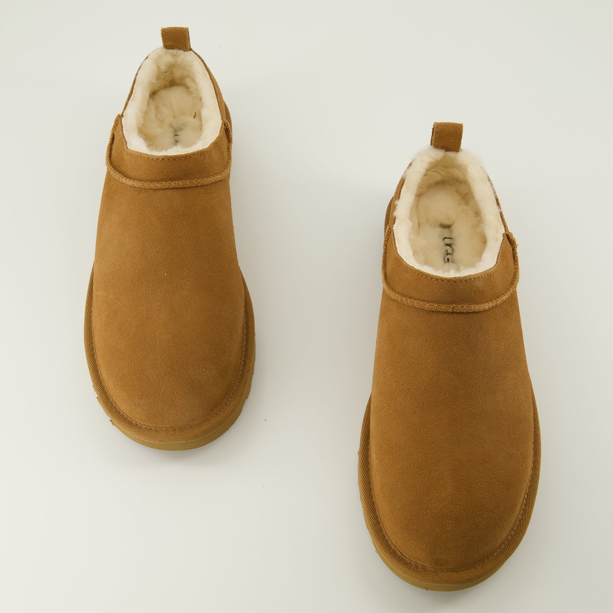 Imagen de Botines Clásicos Micro Marrones de Ugg para Mujeres - Temporada Primavera-Verano 2026 - Vista Superior del Par