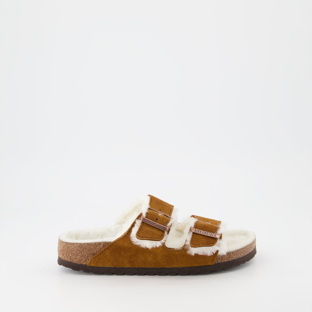 Image des sandales Arizona en fourrure shearling de Birkenstock pour femmes - Saison Printemps-Été 2023 - Vue de côté droit