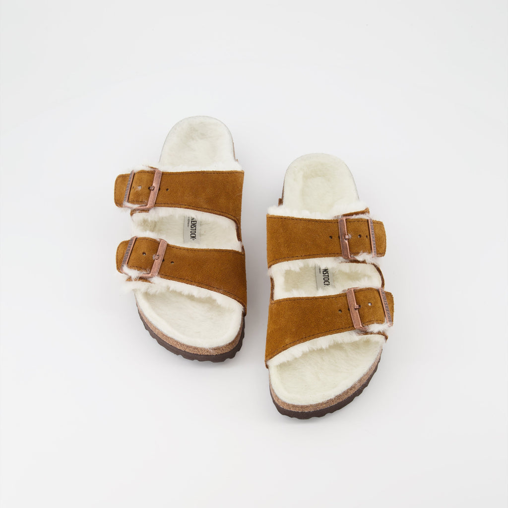 Image des sandales Arizona en fourrure shearling de Birkenstock pour femmes - Saison Printemps-Été 2023 - Vue de détail 9