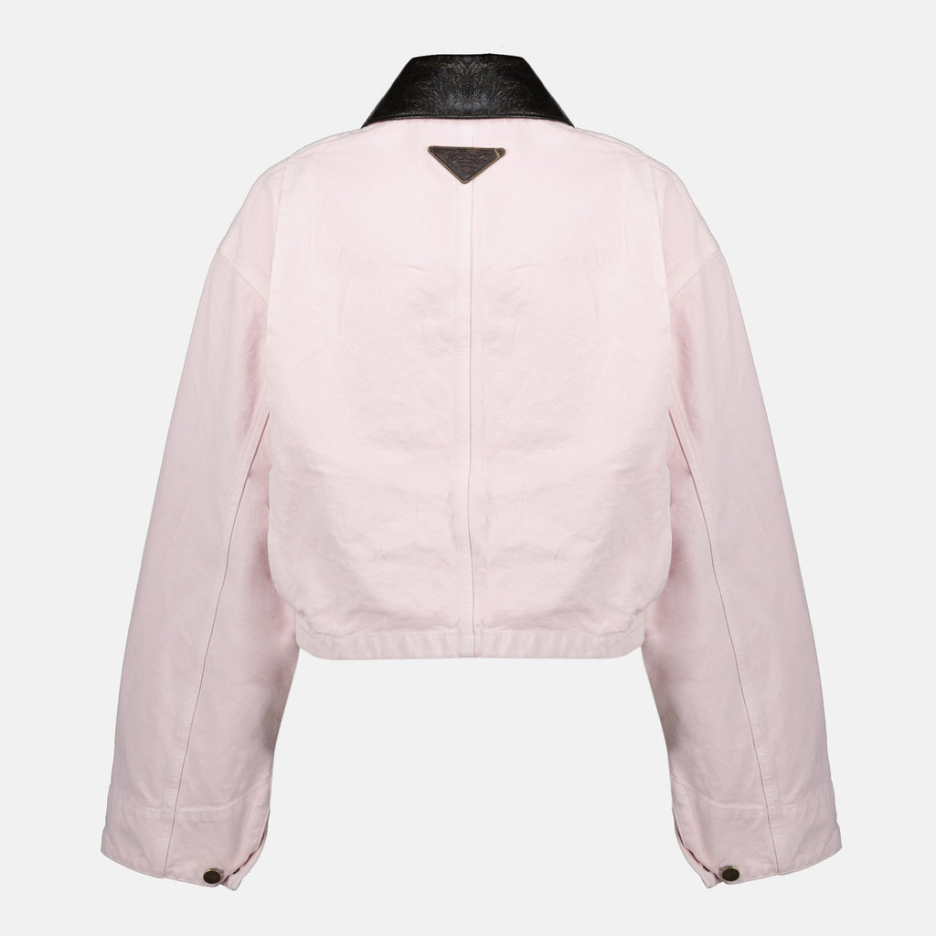 Image d'une veste en denim rose de Prada pour femmes - Saison Printemps-Été 2026 - Vue de dos