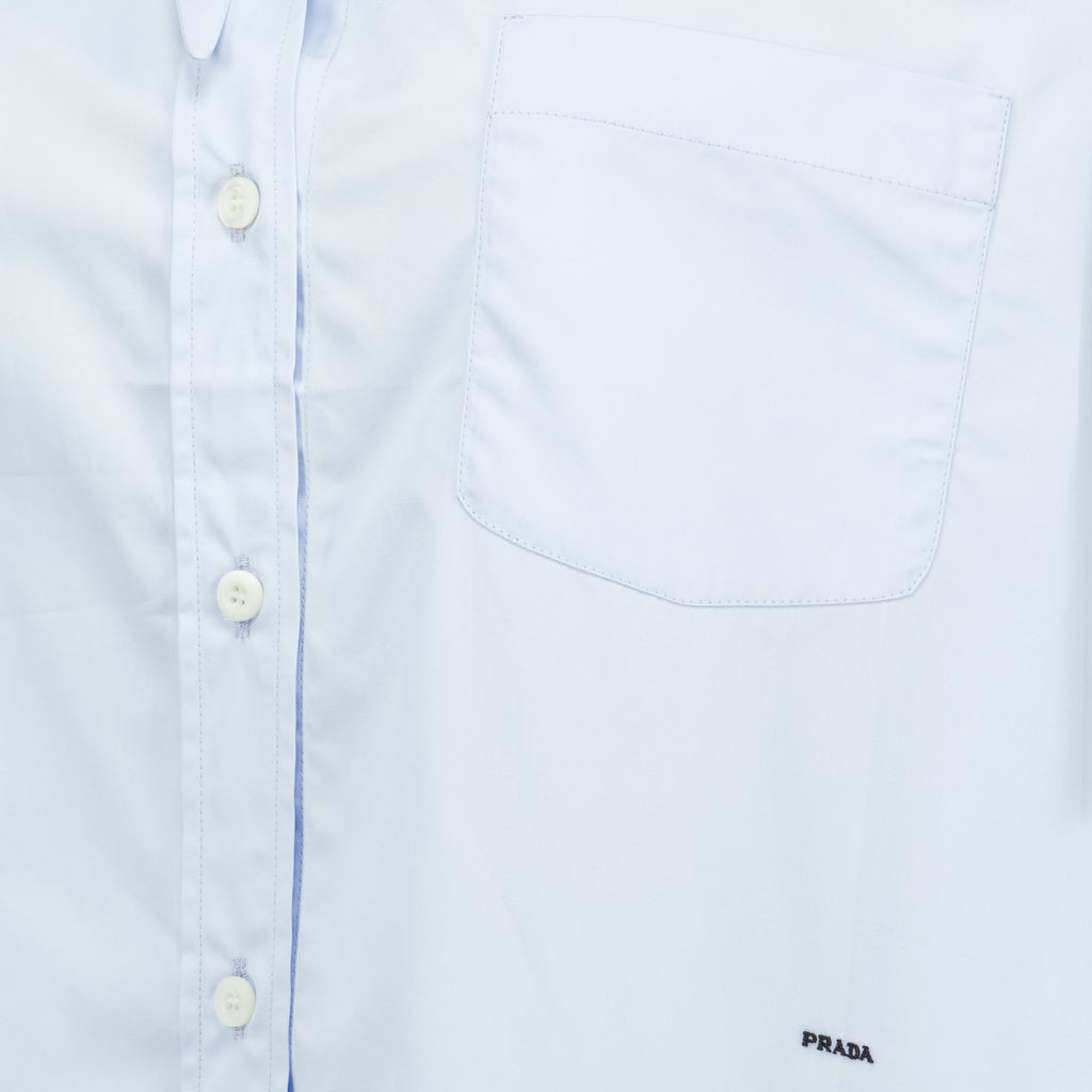 Camisa de popelina azul claro con pañuelo desmontable
