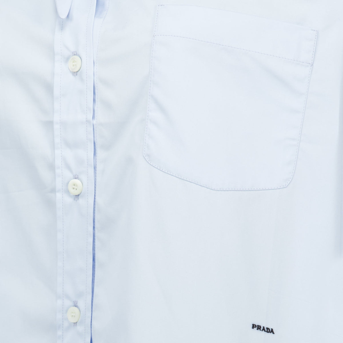 Camisa de popelina azul claro con pañuelo desmontable