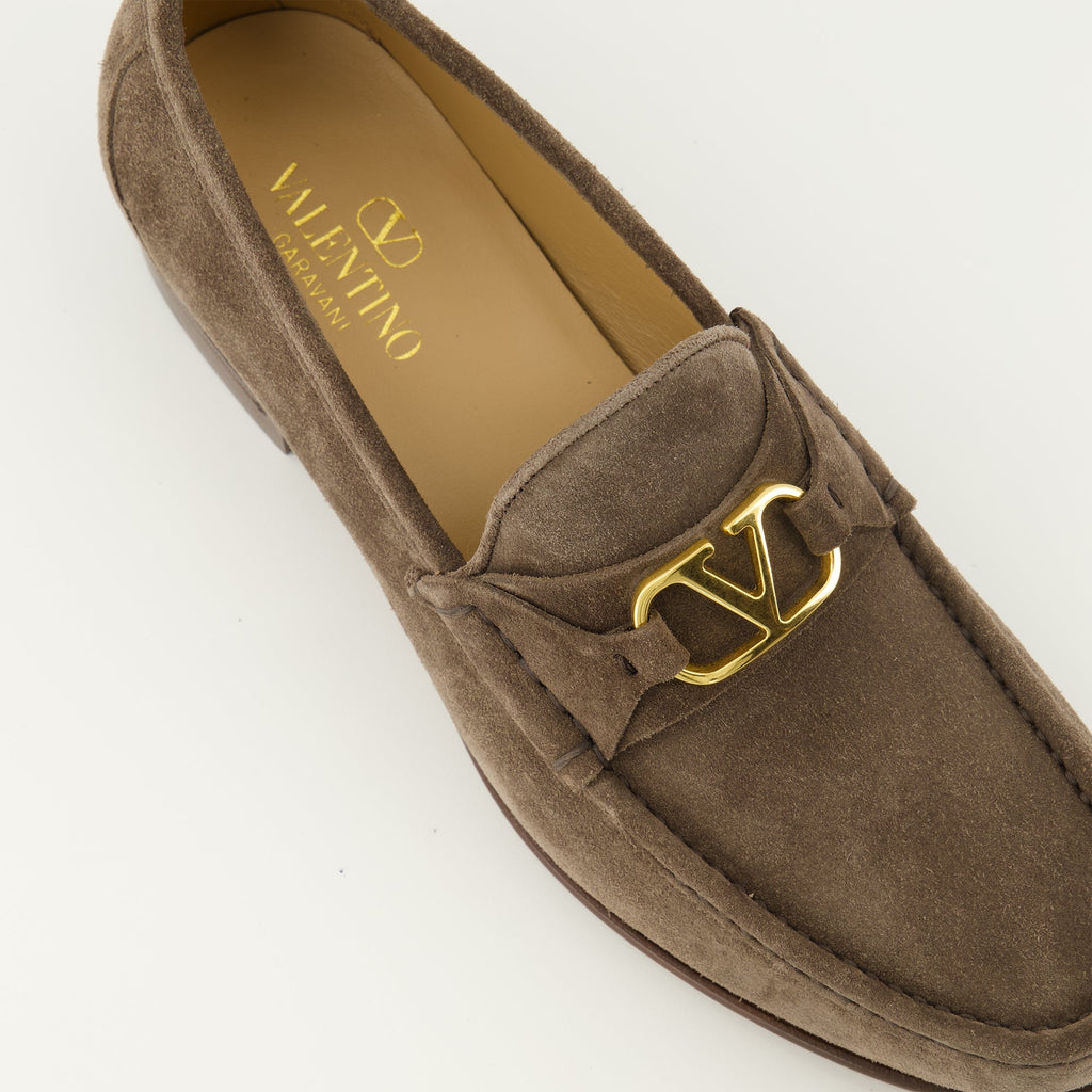 Imagem de Mocassins Vlogo em Camurça Castanho de Valentino Garavani para Homens - Temporada Primavera-Verão 2026 - Vista Detalhe Superior