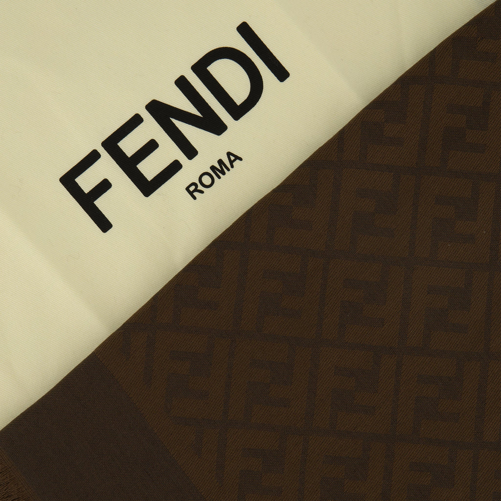 Imagem do xale FF castanho da Fendi para mulheres - Temporada Outono-Inverno 2025 - Detalhe 1