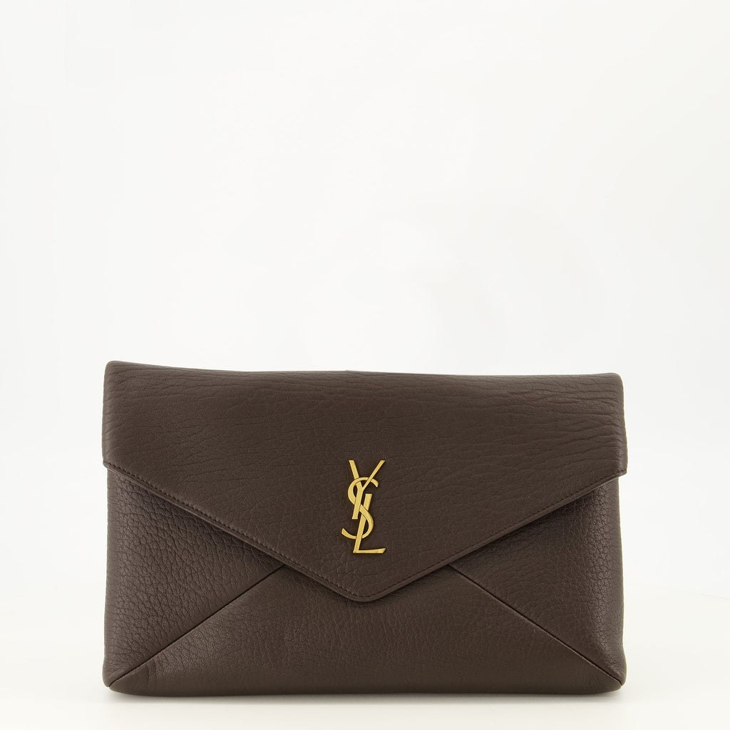 Clutch Cassandre de ante marrón