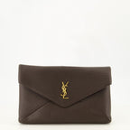 Clutch Cassandre de ante marrón