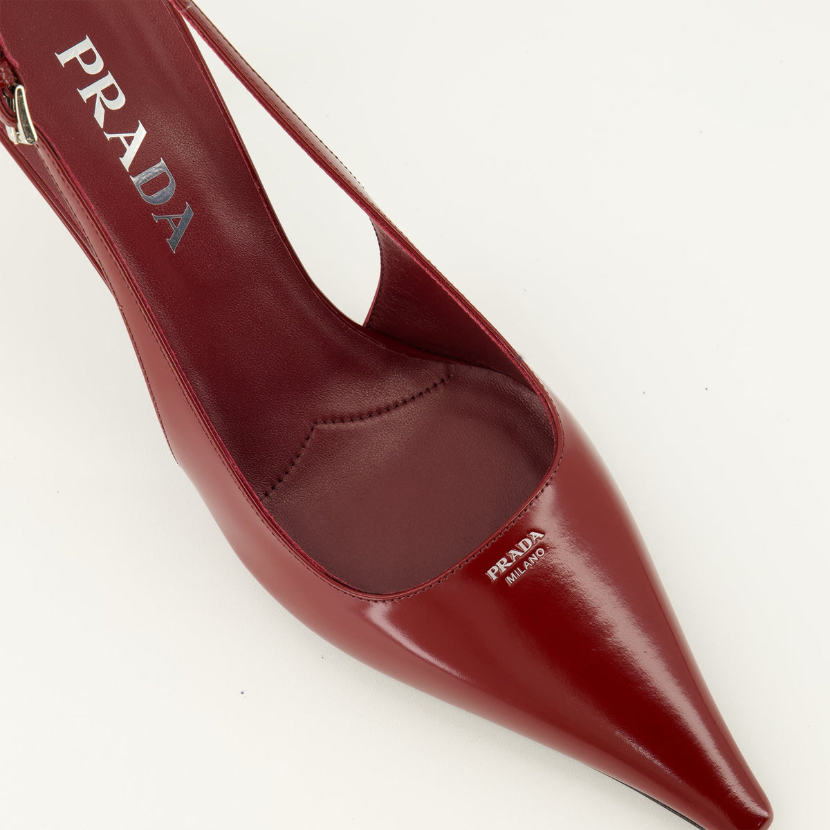 Rote Lackleder-Pumps mit spitzer Zehenpartie