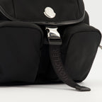 Imagem da nova mochila impermeável New Trick da Moncler para mulheres - Temporada Primavera-Verão 2025 - Detalhe 1