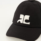 Svart Brodert Caps