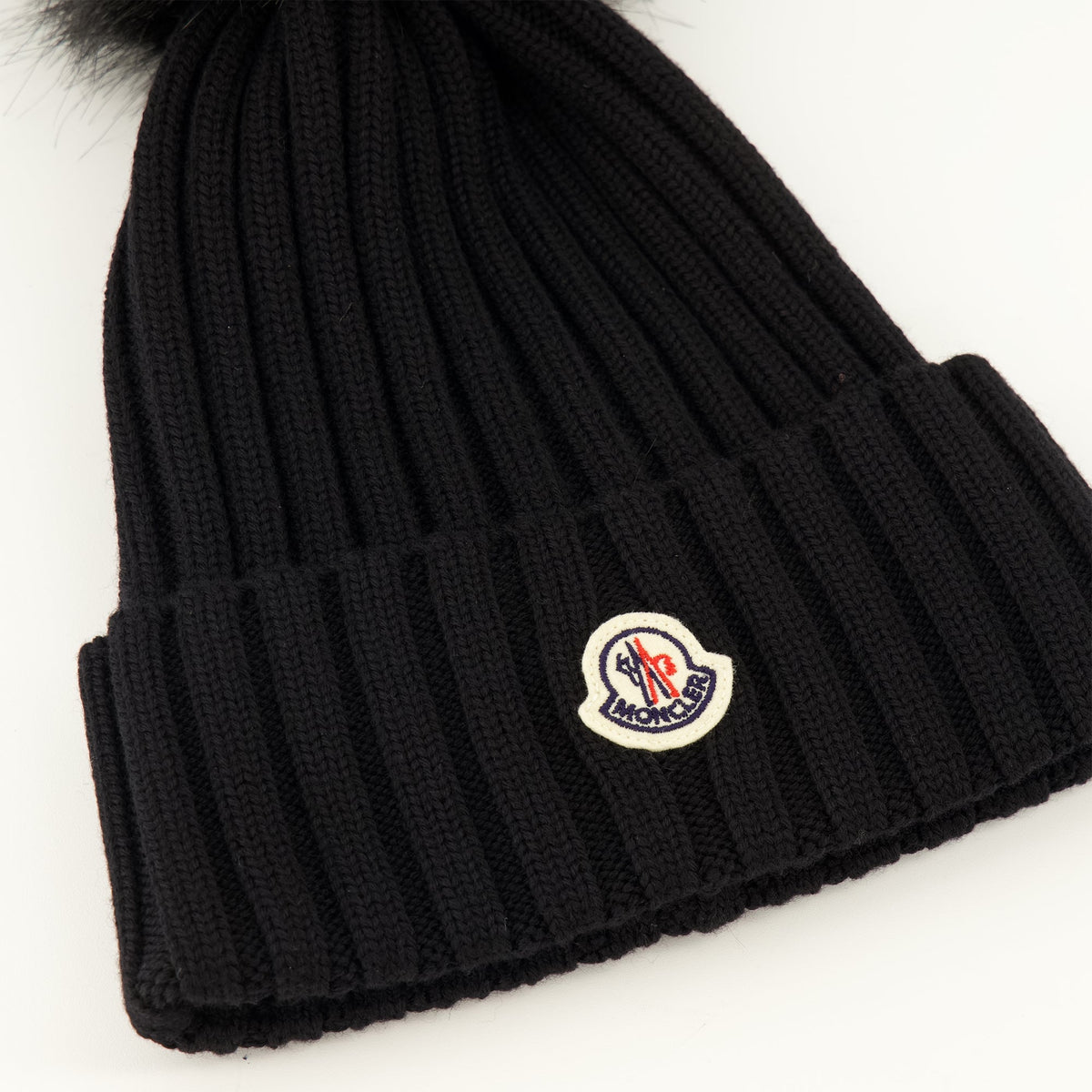 Gorro de lana con pompón