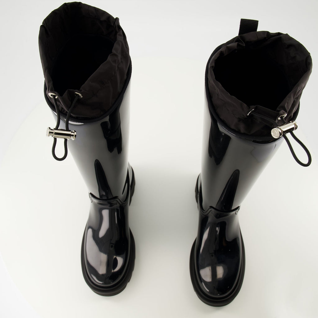 Imagem das botas de chuva pretas Kickstream da Moncler para mulheres - Temporada Primavera-Verão 2026 - Vista de cima do par